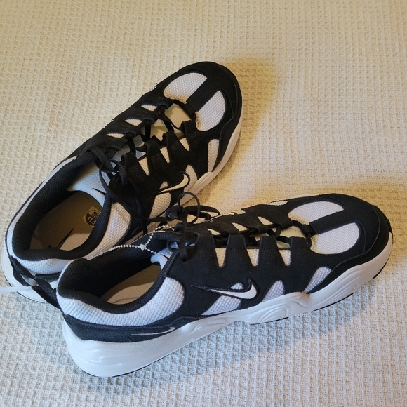 Nike Men's Black and White Athletic Shoes - Picture 6 of 8